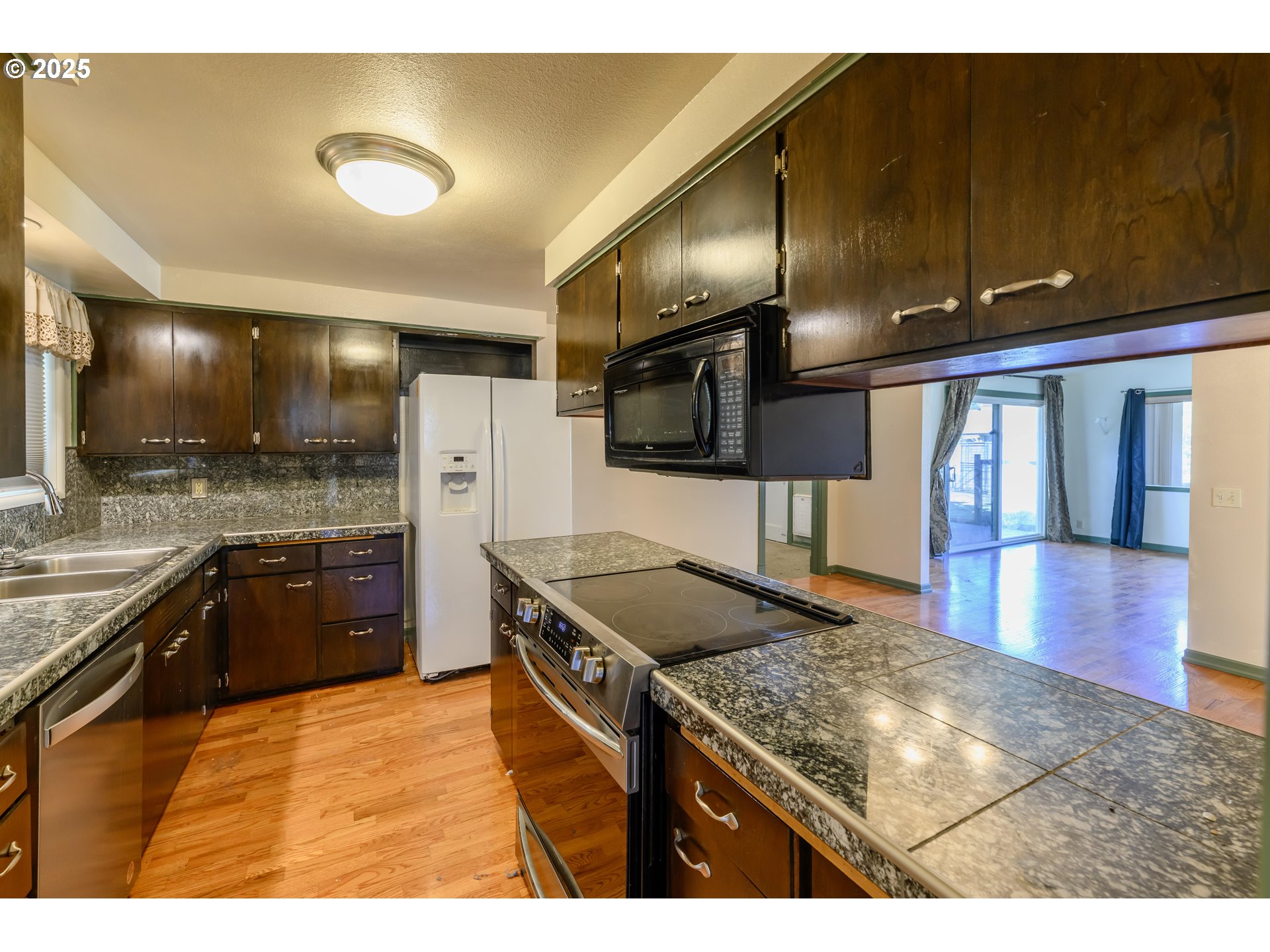 3854 Jasper Road Springfield, OR 97478 - Photo 8 of 33 a kitchen with stainless steel appliances granite countertop a sink stove and cabinets