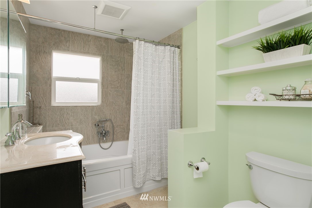 3229 West Viewmont Way West Seattle, WA 98199 - Photo 13 of 20