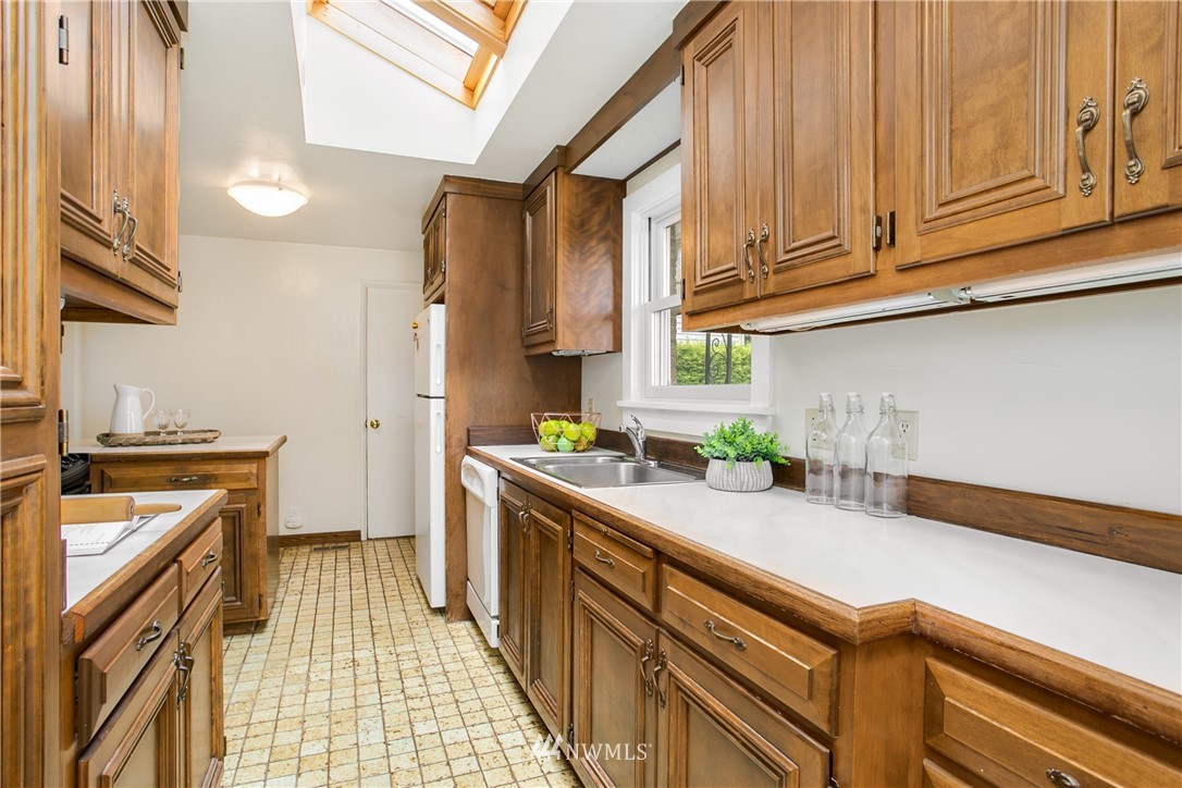 3229 West Viewmont Way West Seattle, WA 98199 - Photo 7 of 20