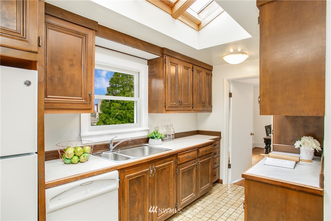3229 West Viewmont Way West Seattle, WA 98199 - Photo 8 of 20