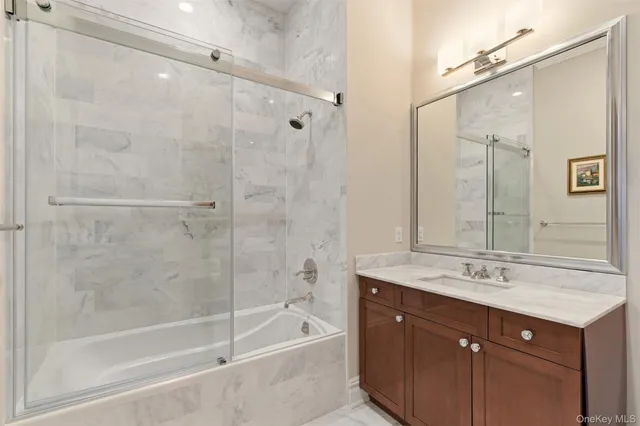 $2,950,000 | 6000 Royal Court, Unit 6303, North Hills, NY 11040