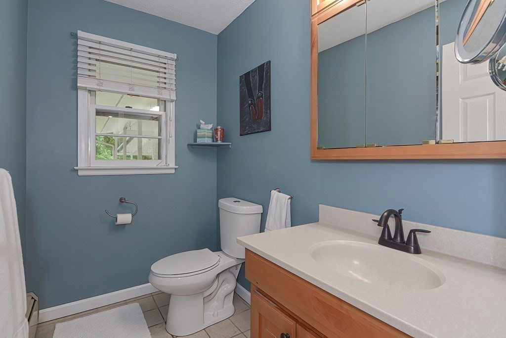 32 Colonial Road Sutton, MA 01590 - Photo 18 of 42 Gallery Image 18