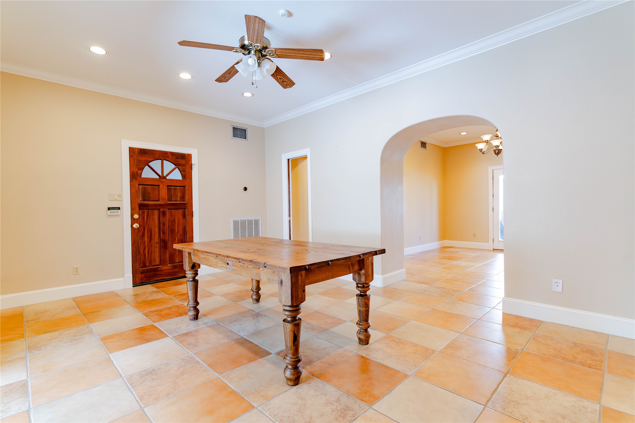 3015 Caroline Street, Unit D Houston, TX 77004 - Photo 3 of 16 a living room with dining table