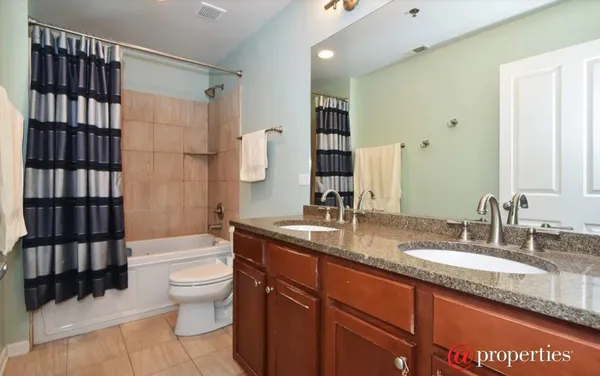 $2,800 | 828 West Grace Street, Unit 808, Chicago, IL 60613