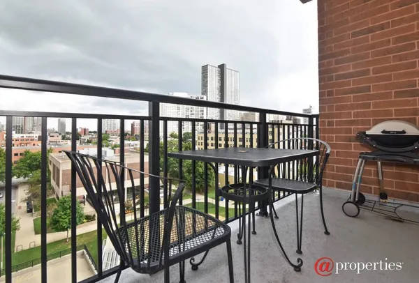 $2,800 | 828 West Grace Street, Unit 808, Chicago, IL 60613