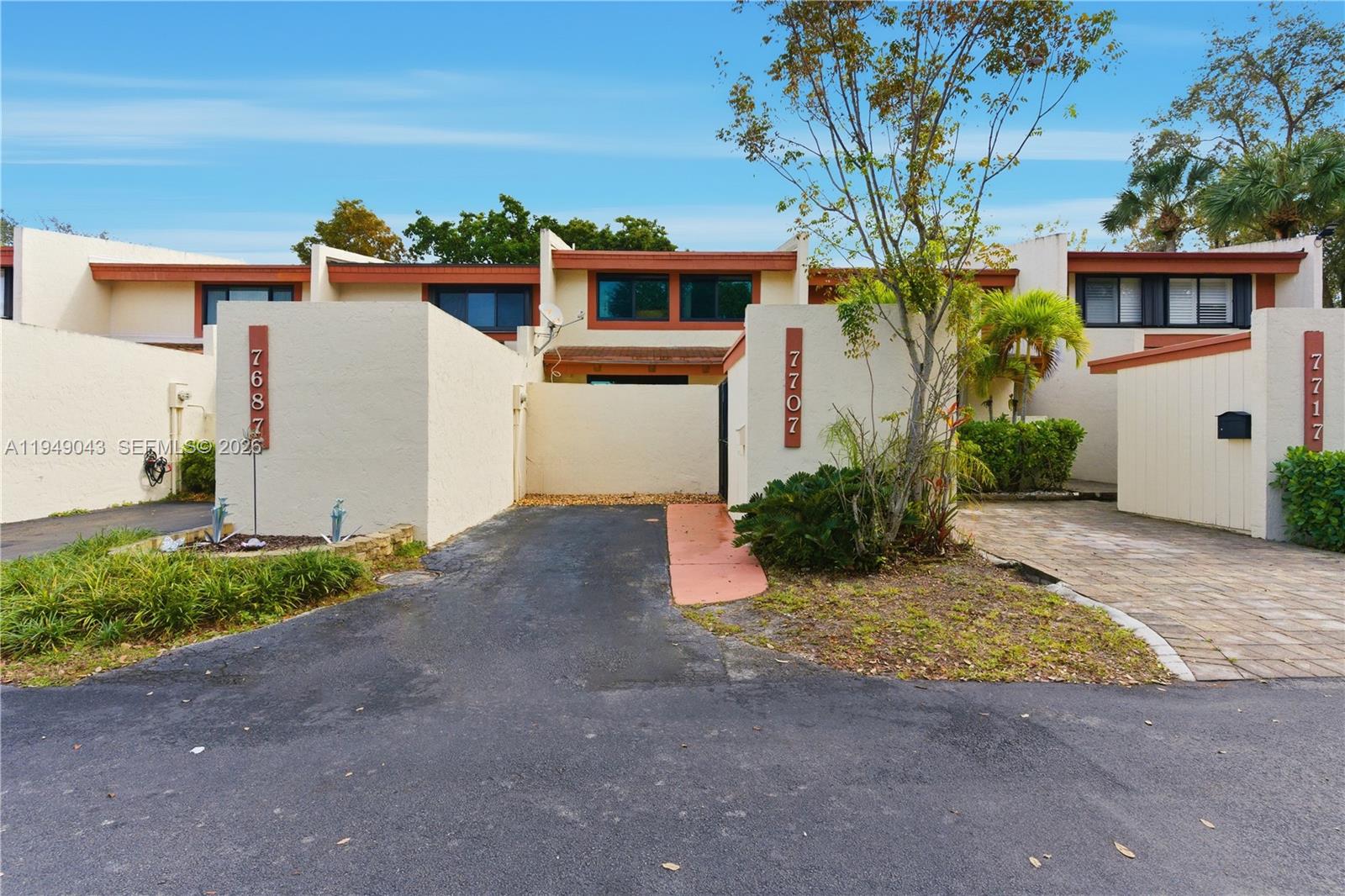 7707 Southwest 105th Place Miami, FL 33173 - Photo 6 of 39