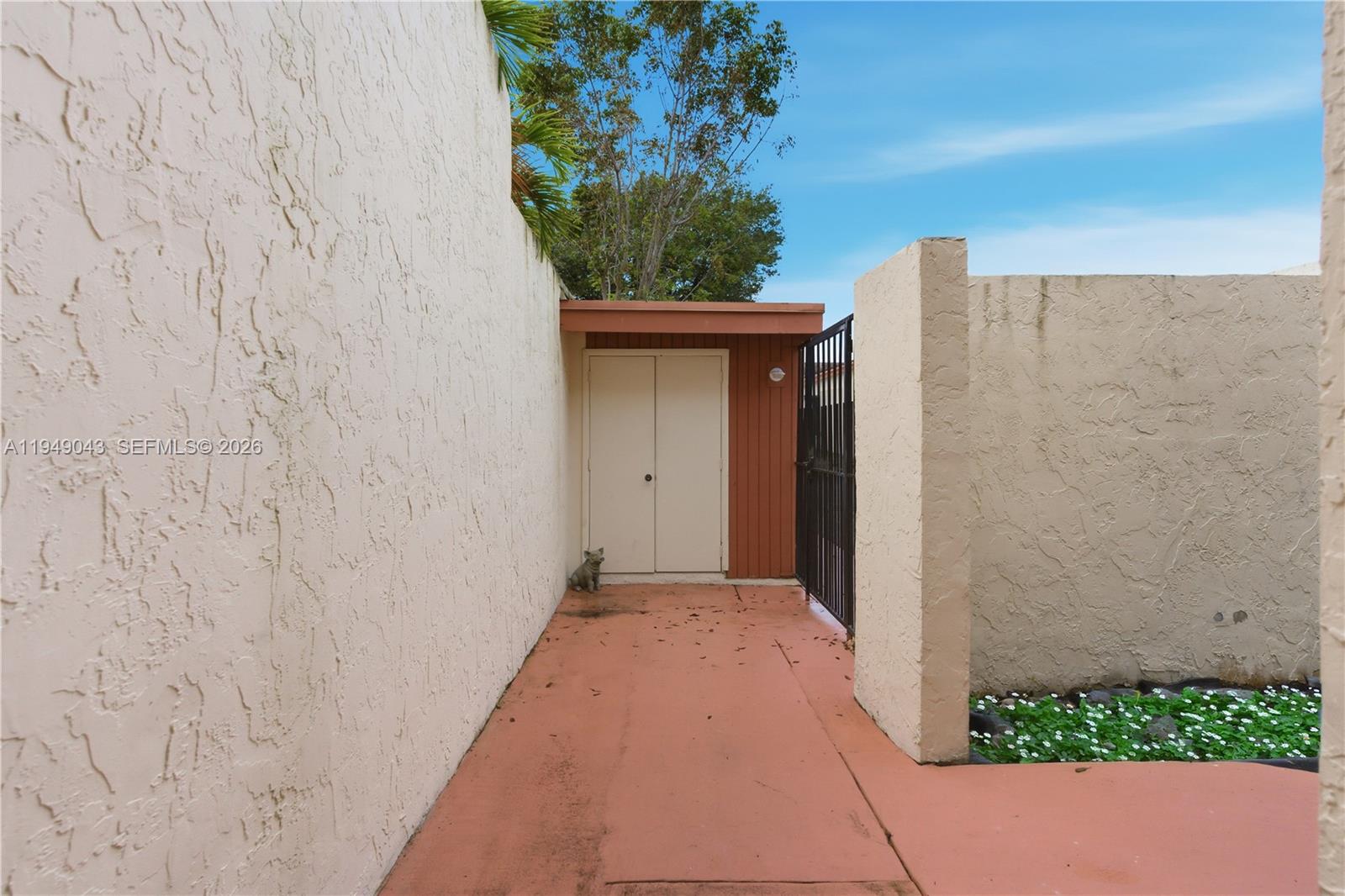 7707 Southwest 105th Place Miami, FL 33173 - Photo 9 of 39