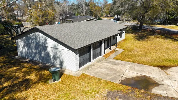 a view of a backyard