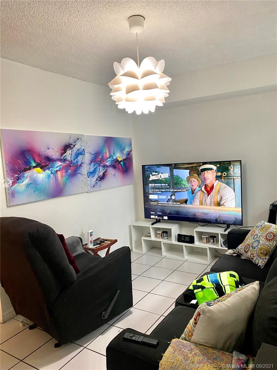 11790 Southwest 18th Street, Unit 1073 Miami, FL 33175 - Photo 5 of 18 a living room with furniture flowerpot and a window