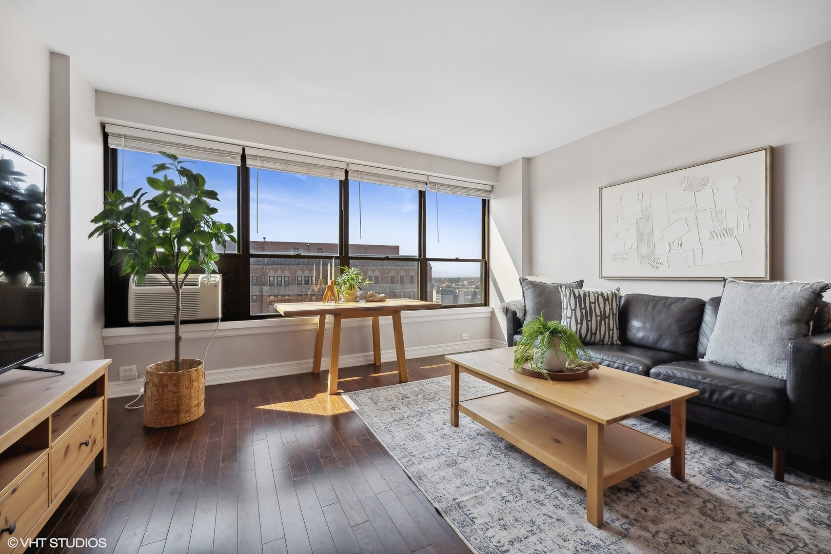 2930 North Sheridan Road, Unit 1803 Chicago, IL 60657 - Photo 2 of 18 Gallery Image 2