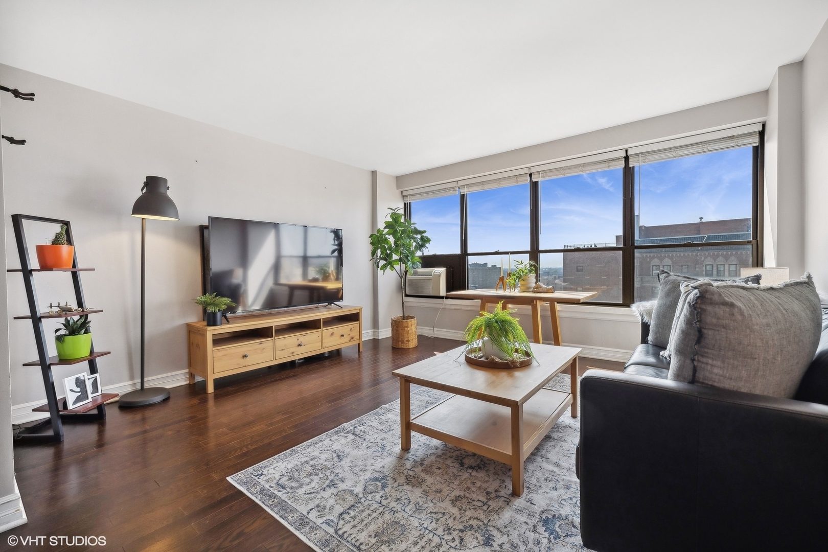 2930 North Sheridan Road, Unit 1803 Chicago, IL 60657 - Photo 3 of 18 Gallery Image 3