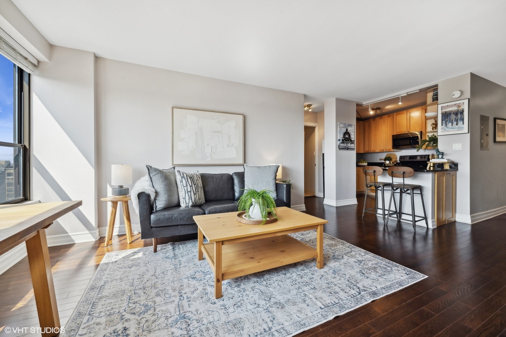 2930 North Sheridan Road, Unit 1803 Chicago, IL 60657 - Photo 4 of 18 Gallery Image 4