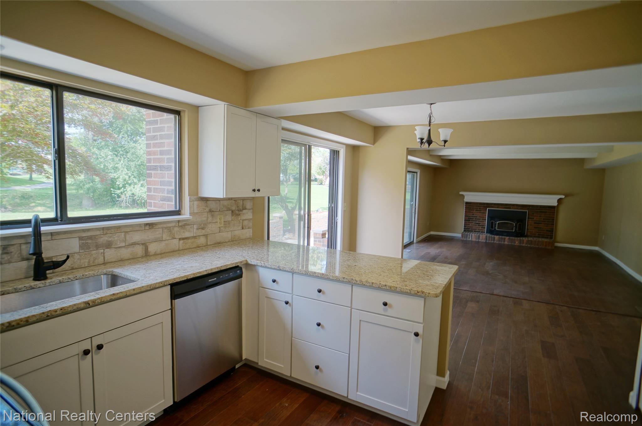 806 Hampton Circle Rochester, MI 48307 - Photo 4 of 16 DSC00432 (1).JPG