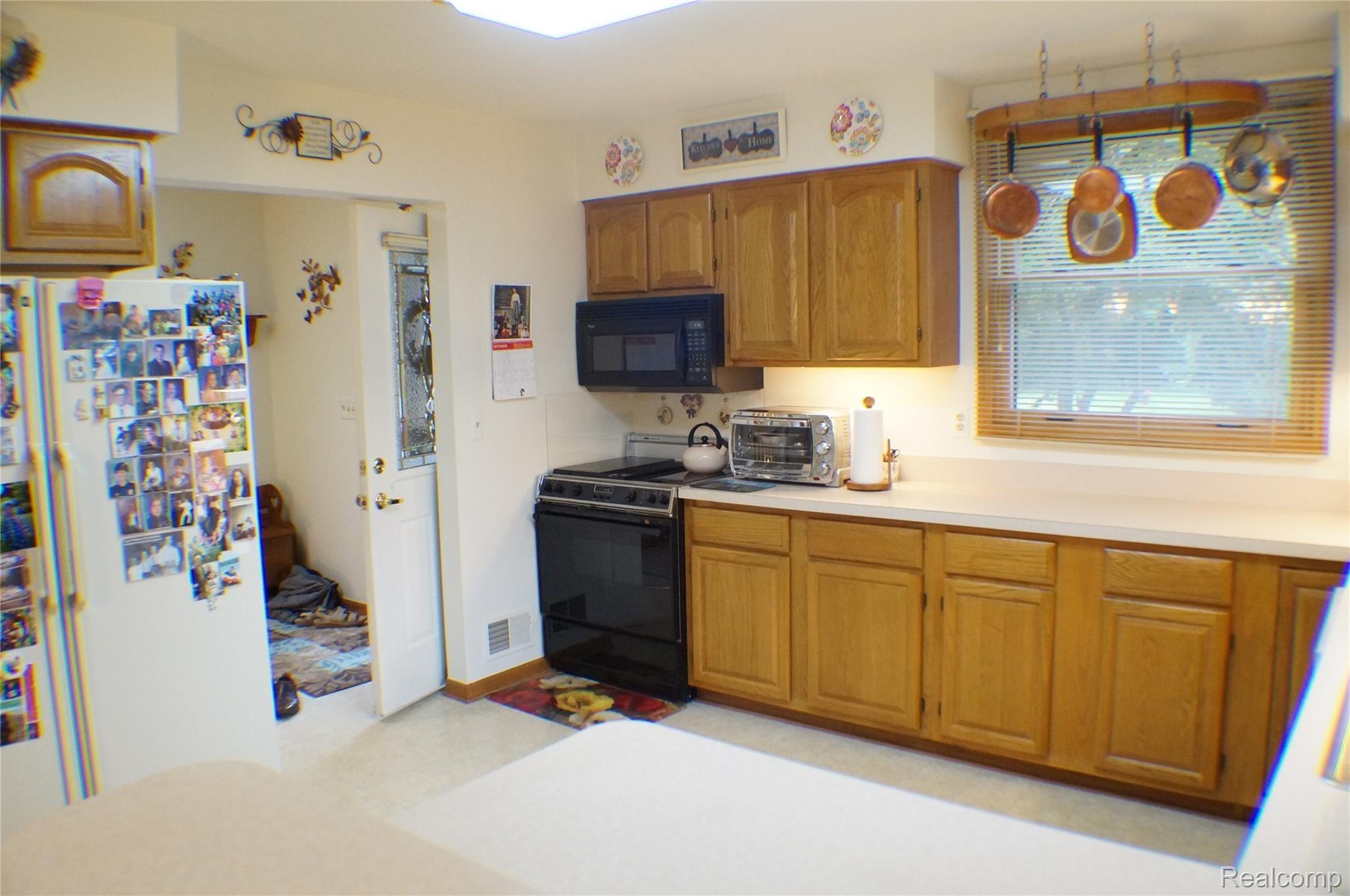 9014 East Lake Road Clarkston, MI 48348 - Photo 3 of 27 DSC02558.JPG