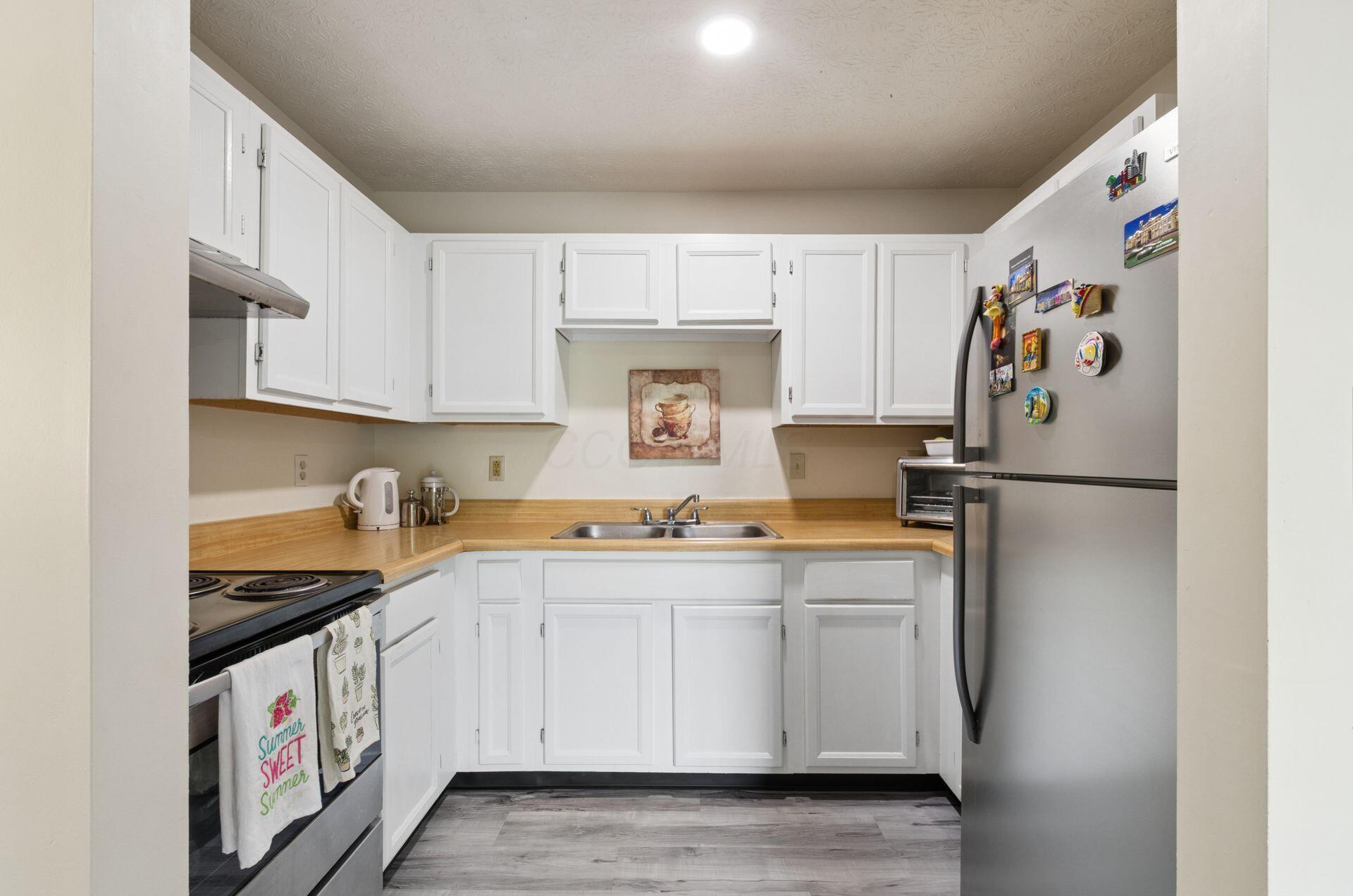 5885 Beechcroft Road, Unit 302 Columbus, OH 43229 - Photo 10 of 31 Kitchen