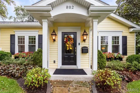 $699,900 | 802 South Berry Road, St. Louis, MO 63122