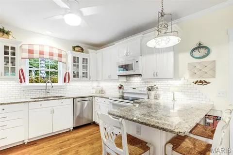 $699,900 | 802 South Berry Road, St. Louis, MO 63122