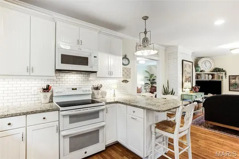 $699,900 | 802 South Berry Road, St. Louis, MO 63122