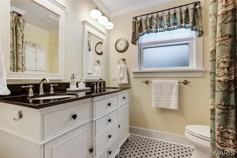 $699,900 | 802 South Berry Road, St. Louis, MO 63122