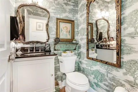 $699,900 | 802 South Berry Road, St. Louis, MO 63122