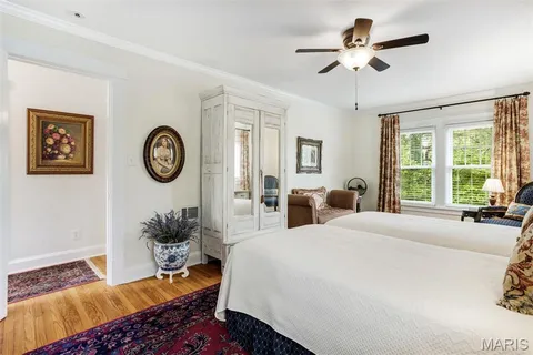 $699,900 | 802 South Berry Road, St. Louis, MO 63122