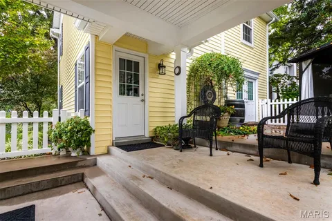 $699,900 | 802 South Berry Road, St. Louis, MO 63122