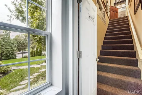 $699,900 | 802 South Berry Road, St. Louis, MO 63122