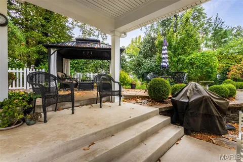 $699,900 | 802 South Berry Road, St. Louis, MO 63122