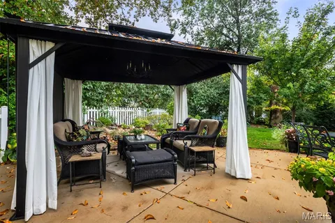 $699,900 | 802 South Berry Road, St. Louis, MO 63122