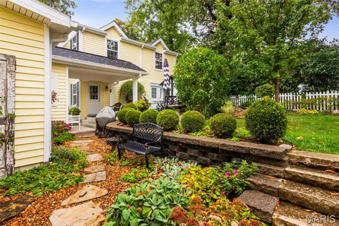 $699,900 | 802 South Berry Road, St. Louis, MO 63122