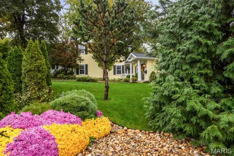 $699,900 | 802 South Berry Road, St. Louis, MO 63122