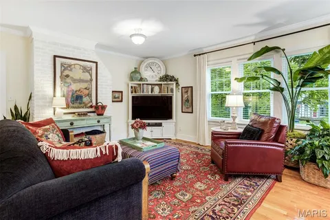 $699,900 | 802 South Berry Road, St. Louis, MO 63122