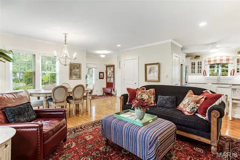 $699,900 | 802 South Berry Road, St. Louis, MO 63122