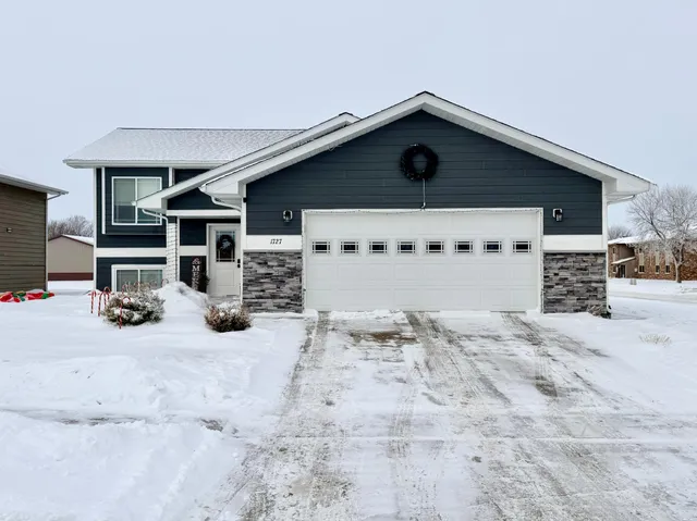 $315,000 | 1727 Grand Avenue, Worthington, MN 56187