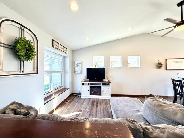 $315,000 | 1727 Grand Avenue, Worthington, MN 56187