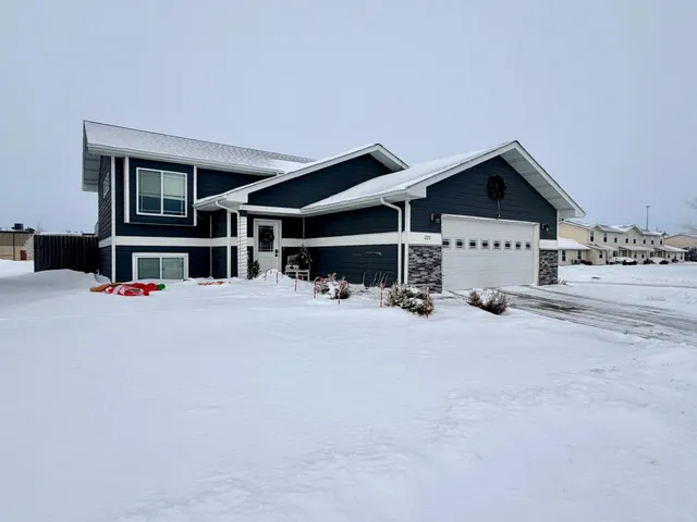 $315,000 | 1727 Grand Avenue, Worthington, MN 56187