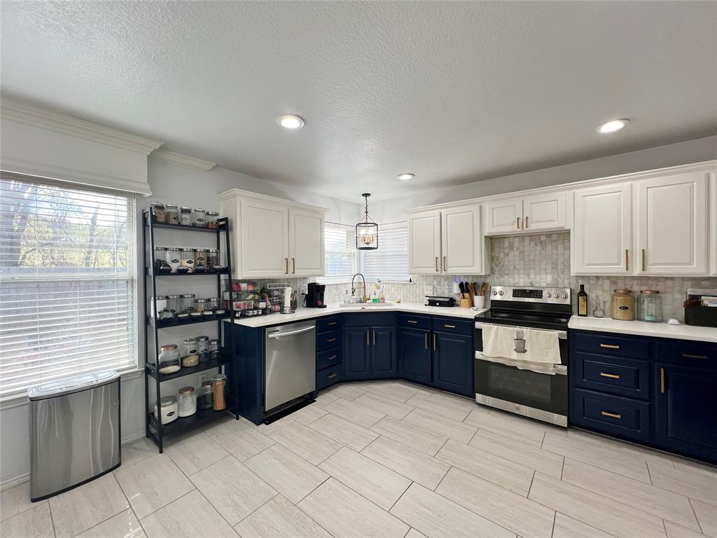 717 Ridgehill Drive Burleson, TX 76028 - Photo 3 of 18