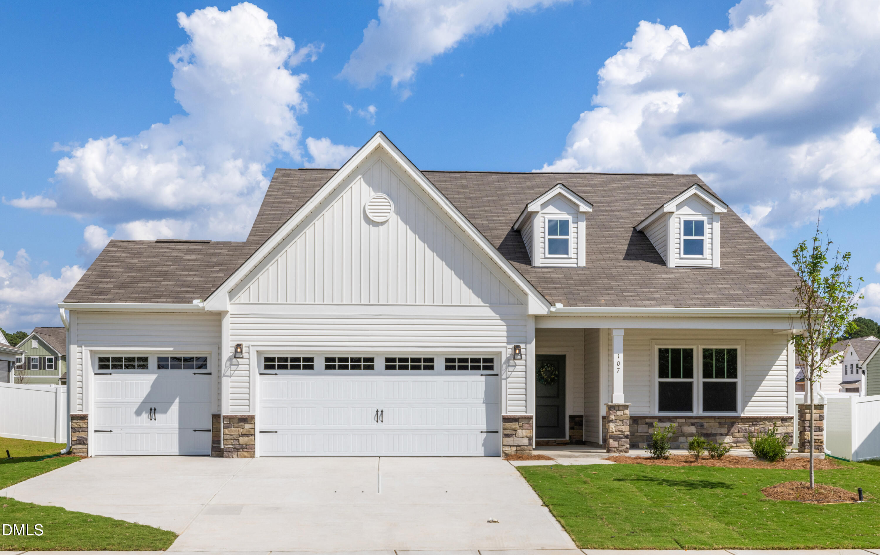 a view of a house with yard