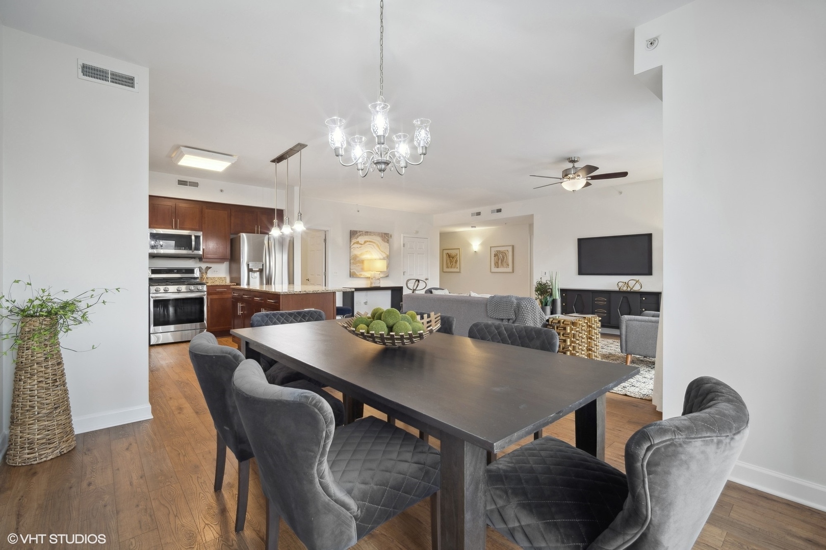 799 Graceland Avenue, Unit 502A Des Plaines, IL 60016 - Photo 18 of 31 a view of a dining room with furniture and wooden floor