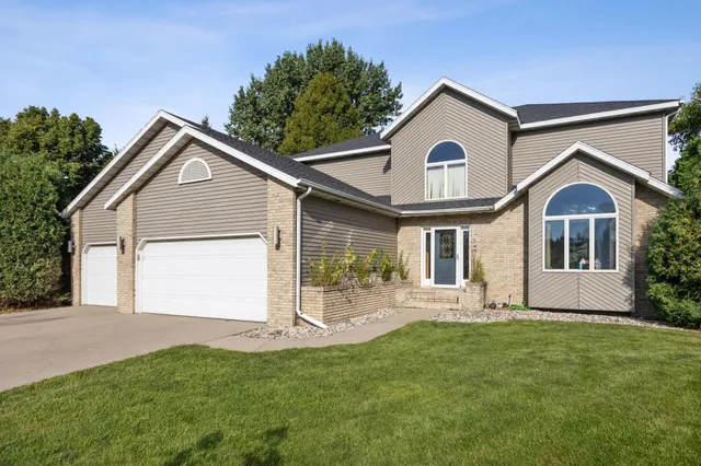 $474,900 | 26 Oak Circle South, Moorhead, MN 56560