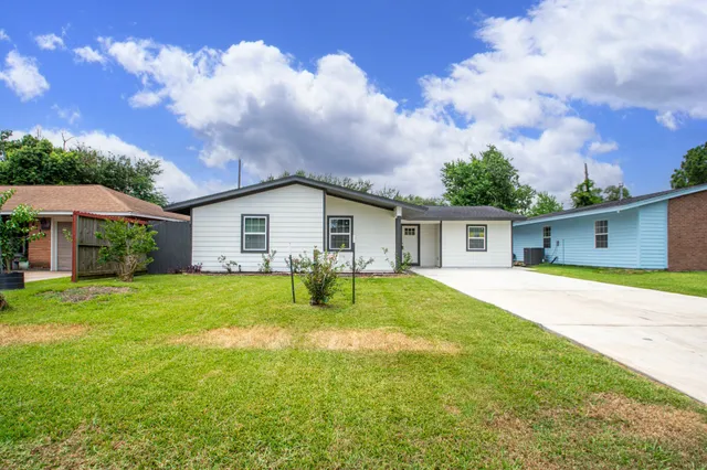 a view of a yard in front of the house