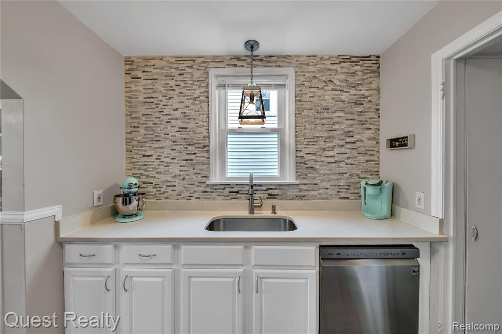 1974 Hampton Road Grosse Pointe Woods, MI 48236 - Photo 7 of 28
