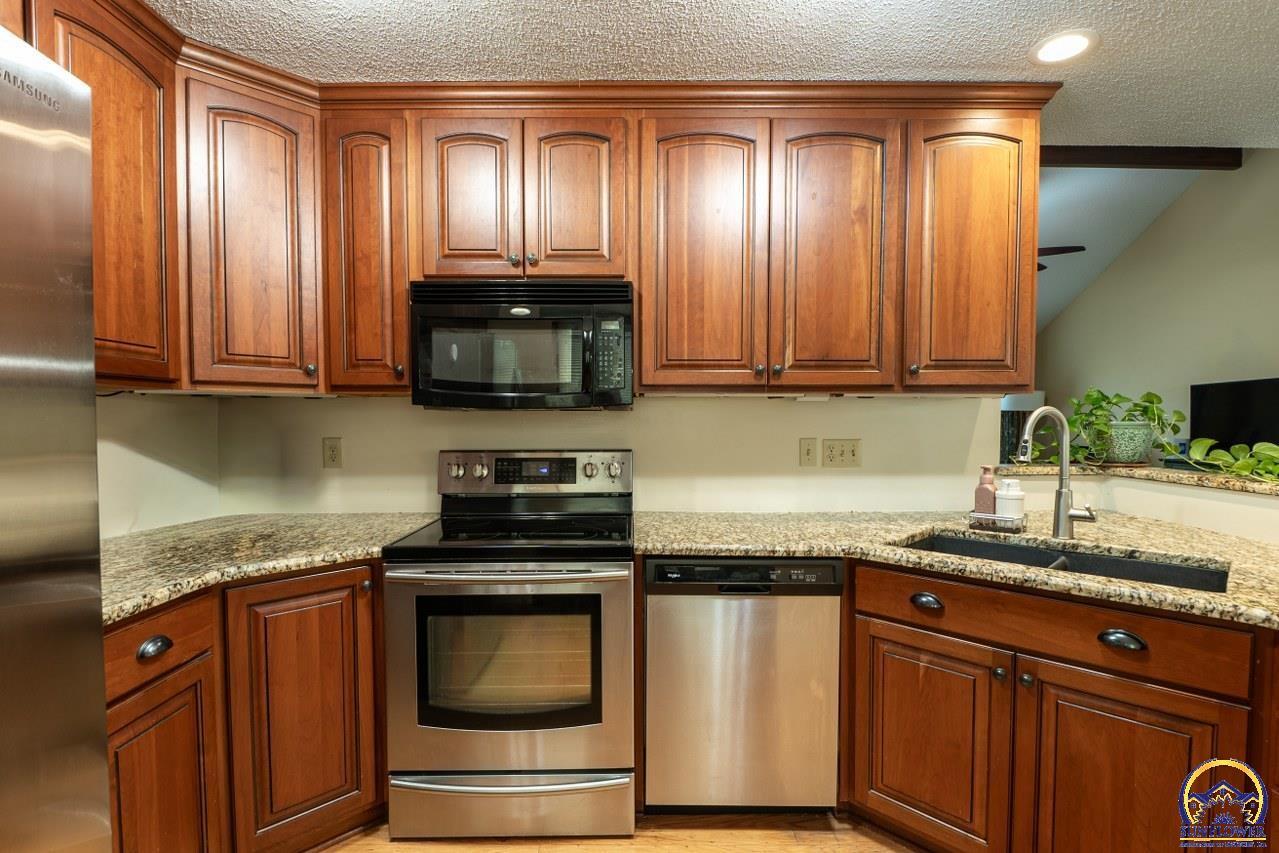 3347 Southwest Timberlake Lane Topeka, KS 66614 - Photo 12 of 39