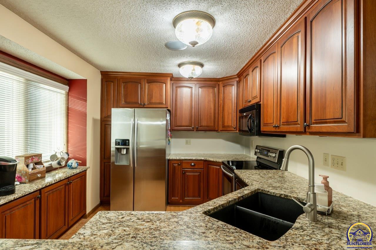 3347 Southwest Timberlake Lane Topeka, KS 66614 - Photo 13 of 39