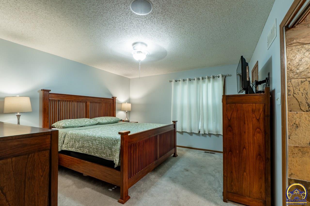 3347 Southwest Timberlake Lane Topeka, KS 66614 - Photo 17 of 39