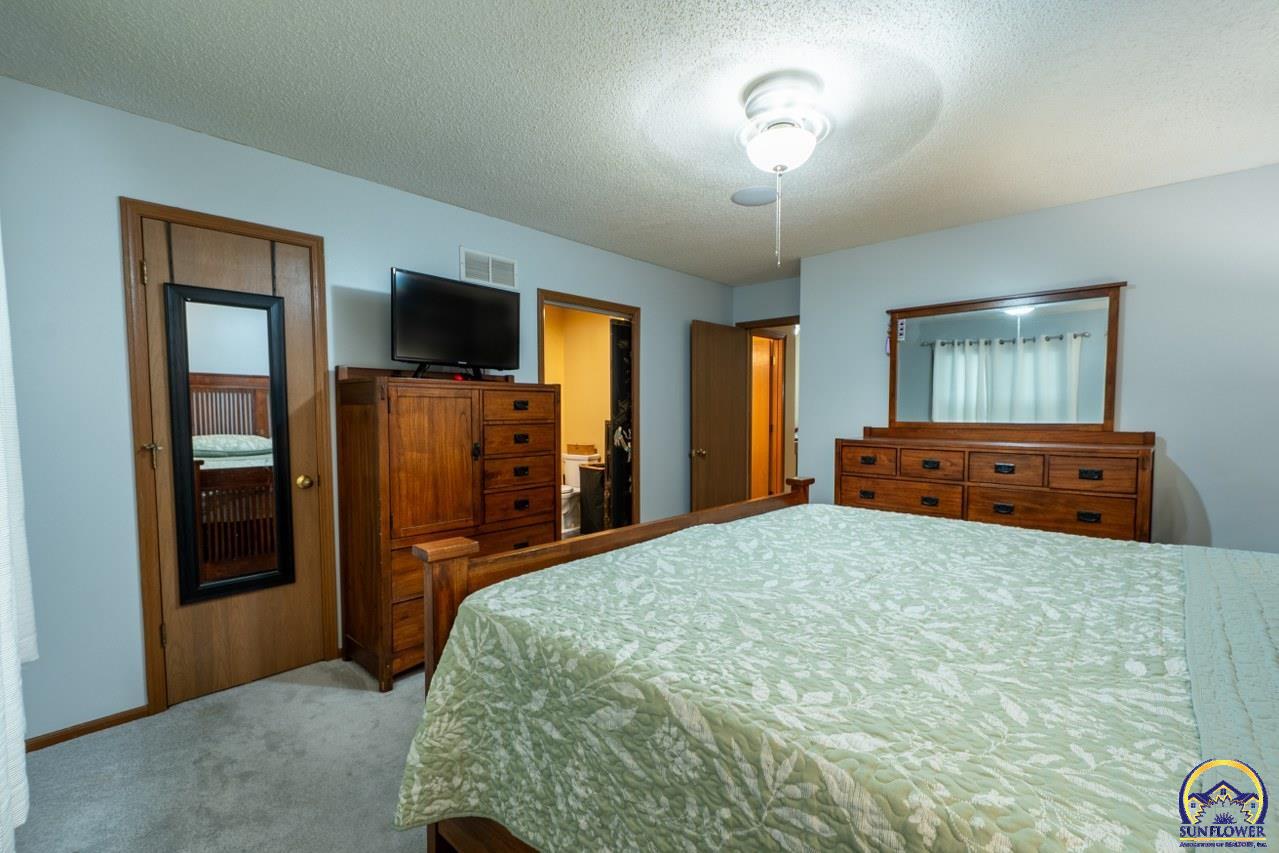 3347 Southwest Timberlake Lane Topeka, KS 66614 - Photo 18 of 39