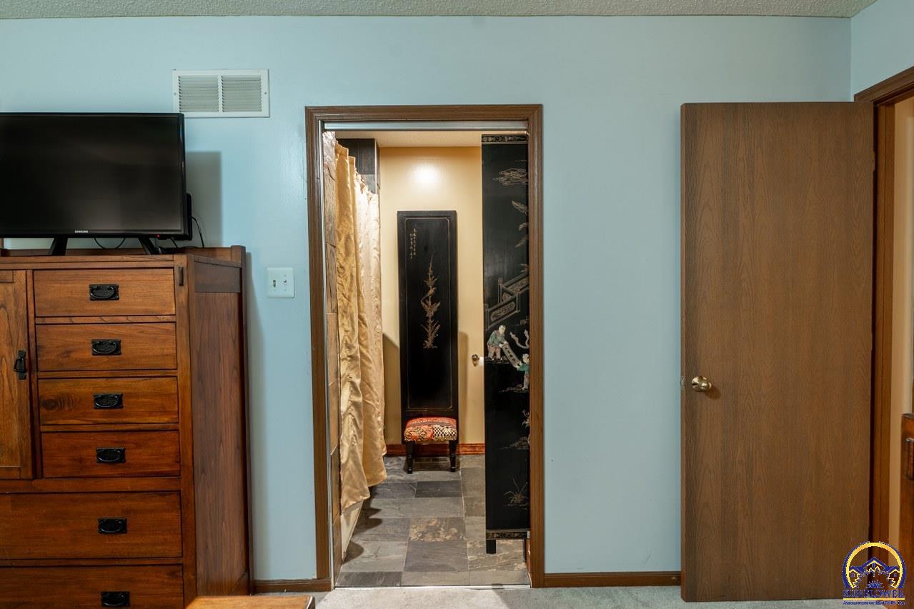 3347 Southwest Timberlake Lane Topeka, KS 66614 - Photo 19 of 39