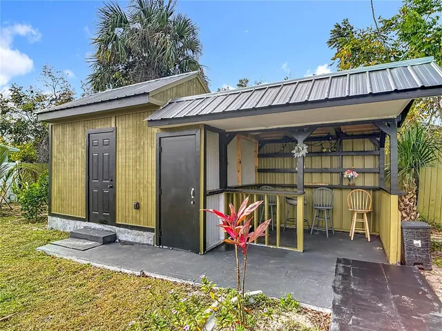 a view of a house with entryway and a yard