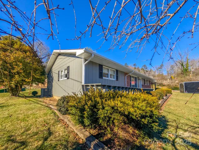 $425,000 | 39 Hawthorne Lane, Burnsville, NC 28714