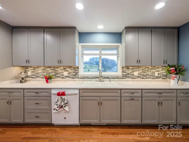 $425,000 | 39 Hawthorne Lane, Burnsville, NC 28714